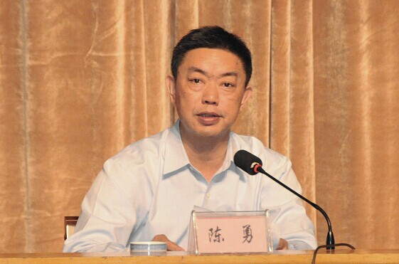 市纪委副书记,监察局局长陈勇主持会议.